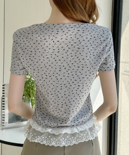 Ada.(エイダ)の「小花柄 フロントギャザー 裾レース カットソー(Tシャツ/カットソー・レディース・グレー/アイボリー/イエロー・FREE)」の19枚目の写真