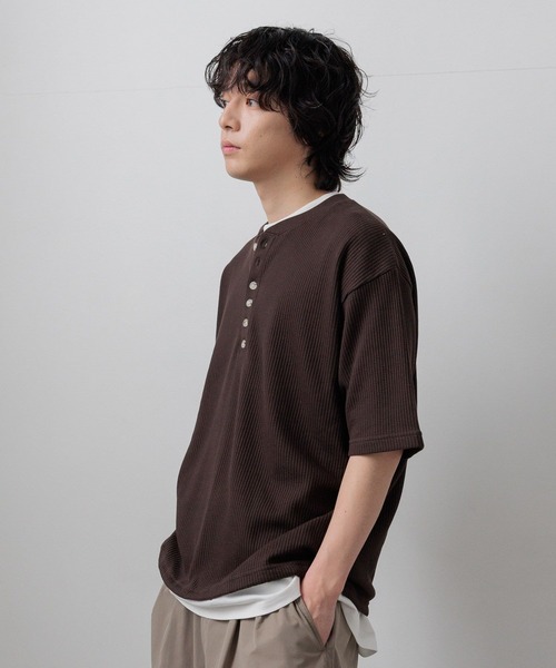 LOWRYS FARM(ローリーズファーム)の「【LFM(U)】ワッフルヘンリーネックTSS 667847(Tシャツ/カットソー・メンズ・ブラウン/ブラック/ホワイト・MEDIUM/LARGE)」の16枚目の写真