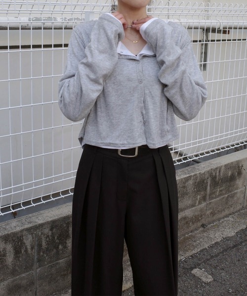ISOOK(アイスー)の「シアーリブショートカーディガン(eri. select) / シアートップス 薄手 春 短丈 クロップド丈 重ね着 レイヤード(カーディガン/ボレロ・レディース・ホワイト/グレー・FREE)」の4枚目の写真