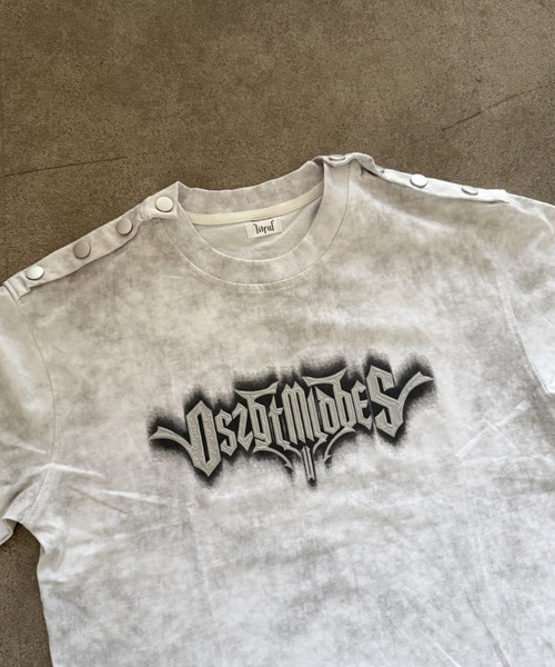 lilful(リルフル)の「【26年春夏新作】ぼかしロゴ ショルダーボタン オーバーサイズ半袖Tシャツ(Tシャツ/カットソー・レディース・ホワイト・L/M)」の14枚目の写真