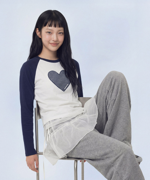 MASMARULEZ APPAREL(マスマルールズ アパレル)の「Heart Applique Raglan Long Sleeve_Navy(Tシャツ/カットソー・レディース・ネイビー・ONE SIZE)」の2枚目の写真