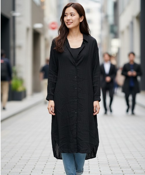 BY THE BAY(バイザベイ)の「【羽織り・ワンピース2WAY】クレープシアーロングシャツワンピース/6色展開 大人カジュアル(シャツワンピース・レディース・イエロー/ホワイト/ライトピンク/ブラック/グレー系その他/ベージュ・FREE)」の2枚目の写真
