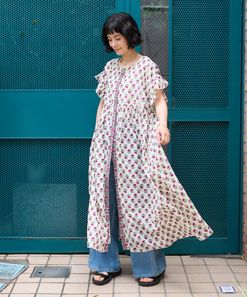 FREAK'S STORE(フリークスストア)の「インド フラワープリント柄ワンピース(ワンピース・レディース・オフホワイト/チャコールグレー/レッド・フリ-)」の4枚目の写真