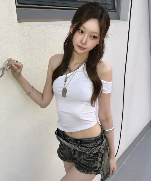ROCKCAKE(ロックケーキ)の「Slit Button Asymmetric Sleeveless - White(Tシャツ/カットソー・レディース・その他・SMALL)」の1枚目の写真