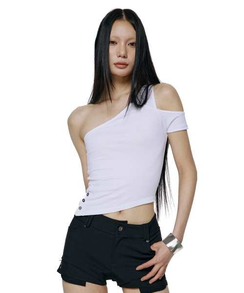 ROCKCAKE(ロックケーキ)の「Slit Button Asymmetric Sleeveless - White(Tシャツ/カットソー・レディース・その他・SMALL)」の2枚目の写真