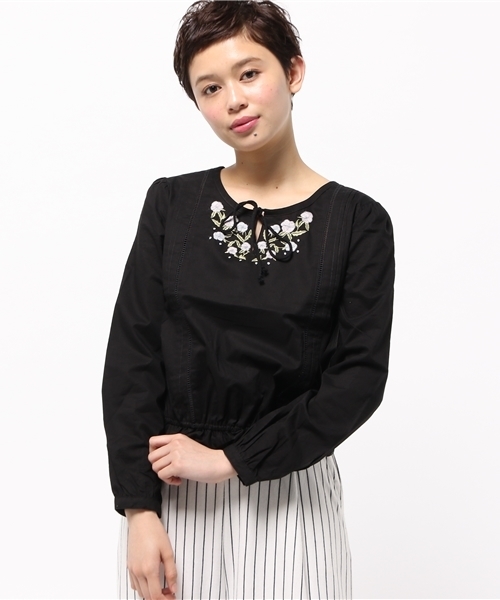 earth music&ecology（アースミュージックアンドエコロジー）の「【2016Summer】フロント刺繍ブラウス（シャツ/ブラウス・レディース・オフホワイト/ブラック/ベージュ・FREE）」の2枚目の写真