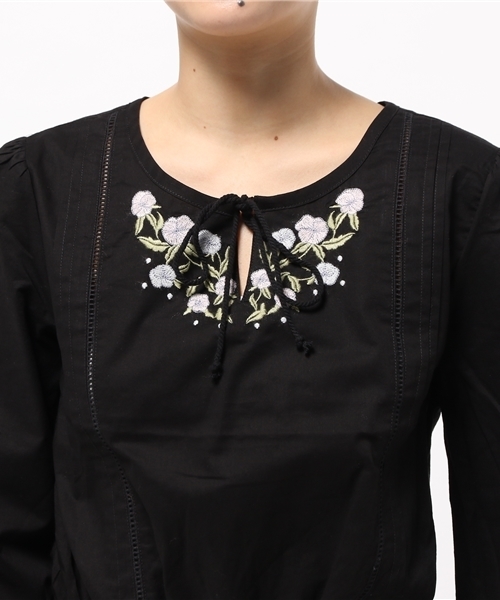 earth music&ecology（アースミュージックアンドエコロジー）の「【2016Summer】フロント刺繍ブラウス（シャツ/ブラウス・レディース・オフホワイト/ブラック/ベージュ・FREE）」の7枚目の写真