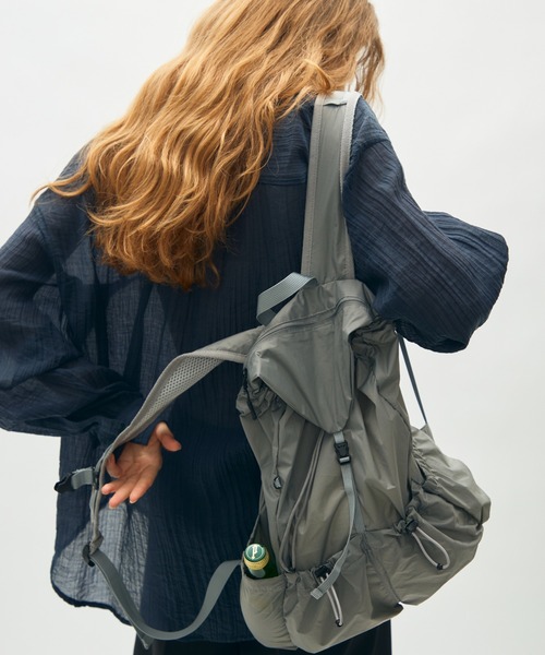 full/fill.(フルフィル)の「compact mini backpack / コンパクトミニバックパック(バックパック/リュック・レディース・グレー/ブラック・FREE)」の5枚目の写真