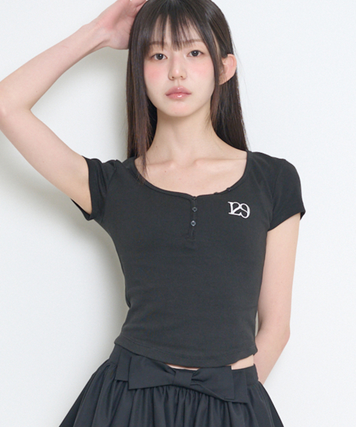 ILLIGO(イリゴ)の「129 ボタンヘンリーネックTシャツ ブラック(Tシャツ/カットソー・レディース・その他・OS)」の3枚目の写真