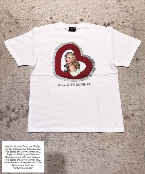 BY THE BAY(バイザベイ)の「【MARILYN MONROE/マリリン・モンロー】フォトTシャツ ピグメント染め ヴィンテージ ユニセックス ハートフレーム(Tシャツ/カットソー・レディース・ホワイト/ブラック・MEDIUM/SMALL)」の1枚目の写真
