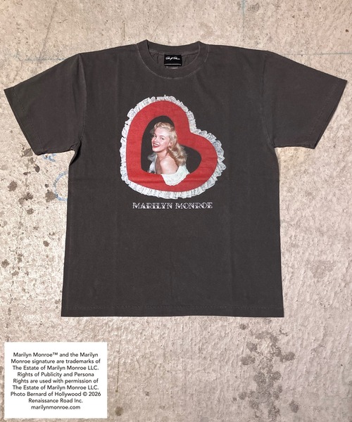 BY THE BAY(バイザベイ)の「【MARILYN MONROE/マリリン・モンロー】フォトTシャツ ピグメント染め ヴィンテージ ユニセックス ハートフレーム(Tシャツ/カットソー・レディース・ホワイト/ブラック・MEDIUM/SMALL)」の6枚目の写真
