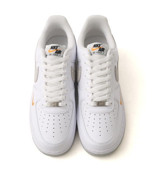 NIKE（ナイキ）の「NIKE AIR FORCE 1 '07 / ナイキ エア フォース 1 '07【SP】（スニーカー・メンズ・ホワイト・27.5cm/27.0cm/26.5cm/26.0cm/29.0cm/28.5cm/28.0cm/25.5cm）」の2枚目の写真