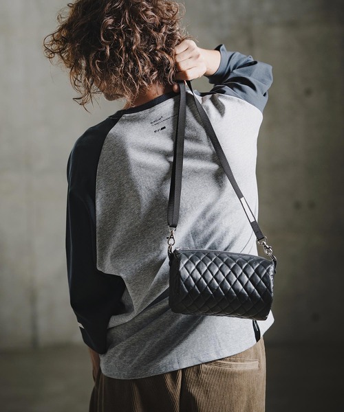 GLIMCLAP(グリムクラップ)の「mko13730-Diamond-Quilted Synthetic Leather Drum Bag ショルダーミニバッグ(211-027-gla-cg)(ショルダーバッグ・メンズ・ブラック・FREE)」の2枚目の写真