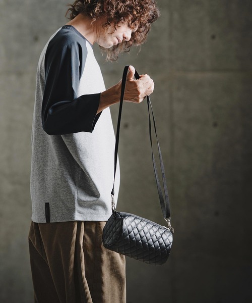 GLIMCLAP(グリムクラップ)の「mko13730-Diamond-Quilted Synthetic Leather Drum Bag ショルダーミニバッグ(211-027-gla-cg)(ショルダーバッグ・メンズ・ブラック・FREE)」の3枚目の写真
