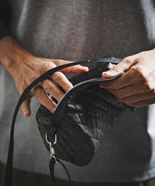 GLIMCLAP(グリムクラップ)の「mko13730-Diamond-Quilted Synthetic Leather Drum Bag ショルダーミニバッグ(211-027-gla-cg)(ショルダーバッグ・メンズ・ブラック・FREE)」の5枚目の写真