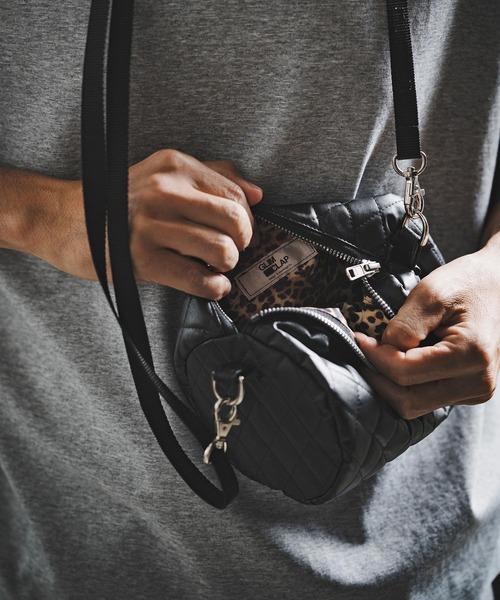 GLIMCLAP(グリムクラップ)の「mko13730-Diamond-Quilted Synthetic Leather Drum Bag ショルダーミニバッグ(211-027-gla-cg)(ショルダーバッグ・メンズ・ブラック・FREE)」の6枚目の写真