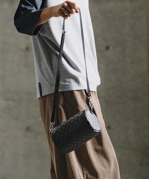 GLIMCLAP(グリムクラップ)の「mko13730-Diamond-Quilted Synthetic Leather Drum Bag ショルダーミニバッグ(211-027-gla-cg)(ショルダーバッグ・メンズ・ブラック・FREE)」の7枚目の写真