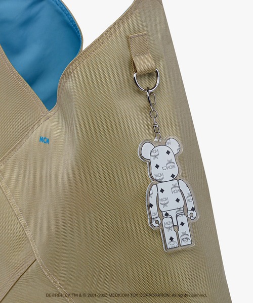 MCM(エムシーエム)の「MCM X BE@RBRICK Aren ショルダーバッグ チャーム付き(ショルダーバッグ・レディース・ベージュ・ONE SIZE)」の5枚目の写真