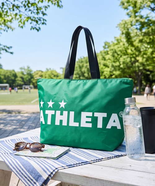ATHLETA(アスレタ)の「≪ATHLETA≫夏のまとめ持ちもスマートに!冷気を逃がしにくい保冷仕様と、荷物をまとめやすい横長シルエットが魅力のしっかり入る大容量保冷トートバッグLサイズ(トートバッグ・レディース・イエロー/グリーン/ブルー/ブラック・L)」の3枚目の写真