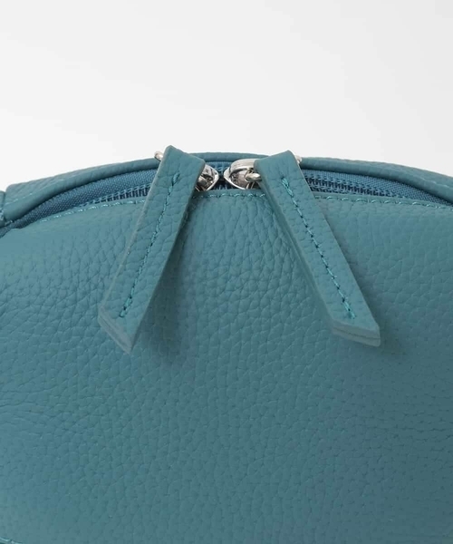 MK MICHEL KLEIN（エムケーミッシェルクラン）の「[300g以下の軽量]牛革ラウンドジップショルダーバッグ（ショルダーバッグ・レディース・ターコイズブルー/モカ/アイボリー/ブラック・00）」の7枚目の写真