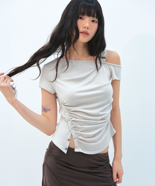 LIE MEQUE(リメーク)の「スナップカーブアシンメトリーシャーリングTシャツベージュ(Tシャツ/カットソー・レディース・ベージュ・SMALL/MEDIUM)」の2枚目の写真