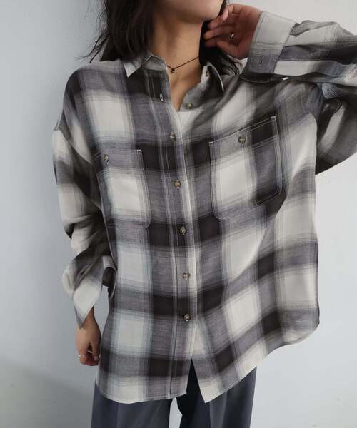 SLOBE IENA(スローブイエナ)の「《WEB限定カラーあり/追加2》ビエラチェックルーズシャツ(シャツ/ブラウス・レディース・ブラック/ネイビー/ブラウン・FREE)」の8枚目の写真