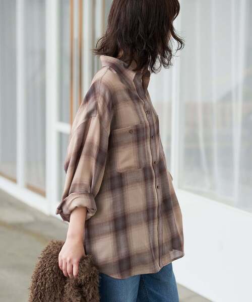 SLOBE IENA(スローブイエナ)の「《WEB限定カラーあり/追加2》ビエラチェックルーズシャツ(シャツ/ブラウス・レディース・ブラック/ネイビー/ブラウン・FREE)」の18枚目の写真