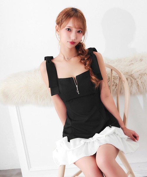 DAZZY(デイジー)の「ショルダーリボン谷間ジップフリルAラインミニ丈キャバドレス(ドレス・レディース・ブラック・S/M)」の1枚目の写真