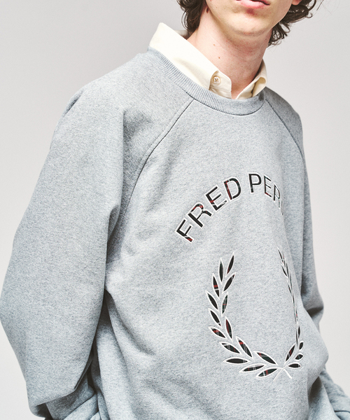 417 EDIFICE（フォーワンセブンエディフィス）の「FRED PERRY / フレッドペリー TARTAN APPLIQUE SWEATSHIRT（スウェット・メンズ・ネイビー/チャコールグレー・MEDIUM/LARGE）」の14枚目の写真