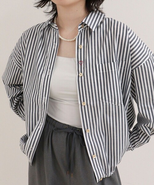 fredy emue(フレディエミュ)の「汗染み軽減加工シャツブルゾン(シャツ/ブラウス・レディース・オフホワイト/ブラウン/ブラウン系その他/ブルー系その他・38)」の4枚目の写真
