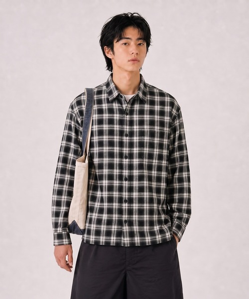 FILLIP J(フィリップジェー)の「セミオーバーサイズシャツ(Tシャツ/カットソー・メンズ・グレイッシュベージュ/ネイビー/ピンク/ブルー系その他/ダークブルー/ブルー/モカ/レッド系/ネイビー系/スカイブルー系/ダークブラウン/ベージュ/ホワイト/ブラック系1/ブラック系/ネイビー×ホワイト/ライトベージュ/ダークネイビー/ダークベージュ/チャコール/レンガ/グレイッシュブルー・LARGE/MEDIUM/X-LARGE)」の3枚目の写真