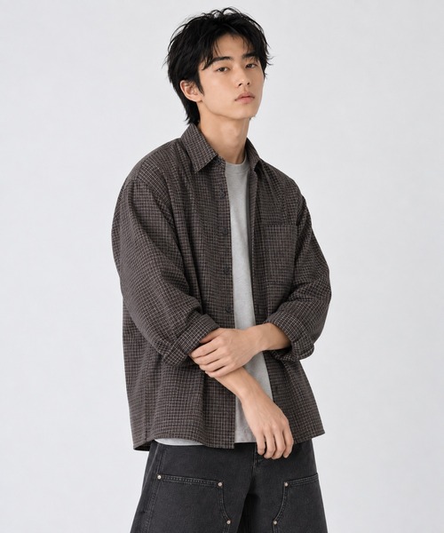 FILLIP J(フィリップジェー)の「セミオーバーサイズシャツ(Tシャツ/カットソー・メンズ・グレイッシュベージュ/ネイビー/ピンク/ブルー系その他/ダークブルー/ブルー/モカ/レッド系/ネイビー系/スカイブルー系/ダークブラウン/ベージュ/ホワイト/ブラック系1/ブラック系/ネイビー×ホワイト/ライトベージュ/ダークネイビー/ダークベージュ/チャコール/レンガ/グレイッシュブルー・LARGE/MEDIUM/X-LARGE)」の6枚目の写真
