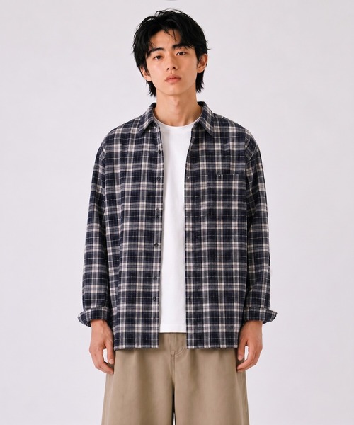 FILLIP J(フィリップジェー)の「セミオーバーサイズシャツ(Tシャツ/カットソー・メンズ・グレイッシュベージュ/ネイビー/ピンク/ブルー系その他/ダークブルー/ブルー/モカ/レッド系/ネイビー系/スカイブルー系/ダークブラウン/ベージュ/ホワイト/ブラック系1/ブラック系/ネイビー×ホワイト/ライトベージュ/ダークネイビー/ダークベージュ/チャコール/レンガ/グレイッシュブルー・LARGE/MEDIUM/X-LARGE)」の16枚目の写真