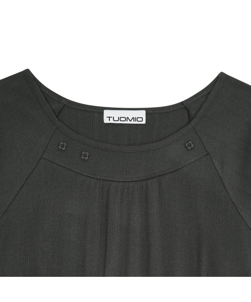 TUOMIO（トゥオミオ）の「シャーリングボタンロングスリーブ[チャコール]（Tシャツ/カットソー・レディース・その他・1/2）」の4枚目の写真