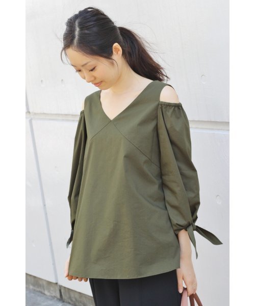 FIGARO Paris（フィガロパリ）の「肩開きVネックブラウス◆（シャツ/ブラウス・レディース・ブルー系その他/ホワイト/カーキ・38/36）」の2枚目の写真