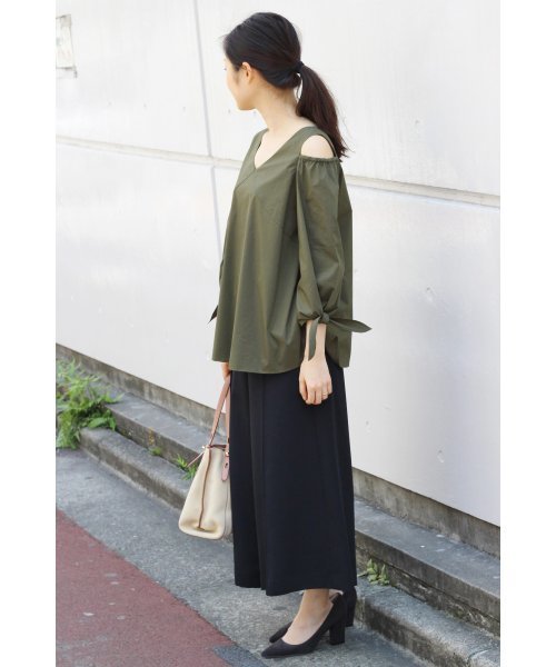 FIGARO Paris（フィガロパリ）の「肩開きVネックブラウス◆（シャツ/ブラウス・レディース・ブルー系その他/ホワイト/カーキ・38/36）」の5枚目の写真