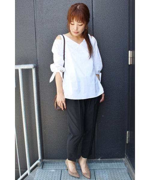 FIGARO Paris（フィガロパリ）の「肩開きVネックブラウス◆（シャツ/ブラウス・レディース・ブルー系その他/ホワイト/カーキ・38/36）」の4枚目の写真