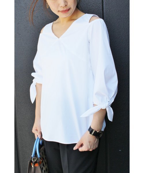 FIGARO Paris（フィガロパリ）の「肩開きVネックブラウス◆（シャツ/ブラウス・レディース・ブルー系その他/ホワイト/カーキ・38/36）」の22枚目の写真