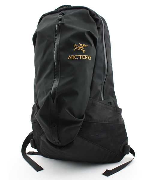 BEAMS(ビームス)の「【ARC'TERYX / ARRO 22】(バックパック/リュック・メンズ・ブラック・22リットル)」の1枚目の写真