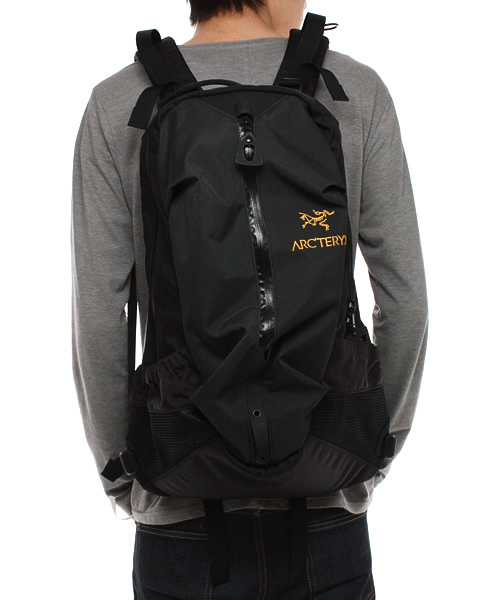 BEAMS(ビームス)の「【ARC'TERYX / ARRO 22】(バックパック/リュック・メンズ・ブラック・22リットル)」の8枚目の写真