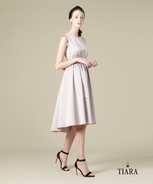 Tiara(ティアラ)の「バックリボンドレス(ワンピース・レディース・ピンクベージュ/ブラック/ネイビー・L/S/M)」の3枚目の写真