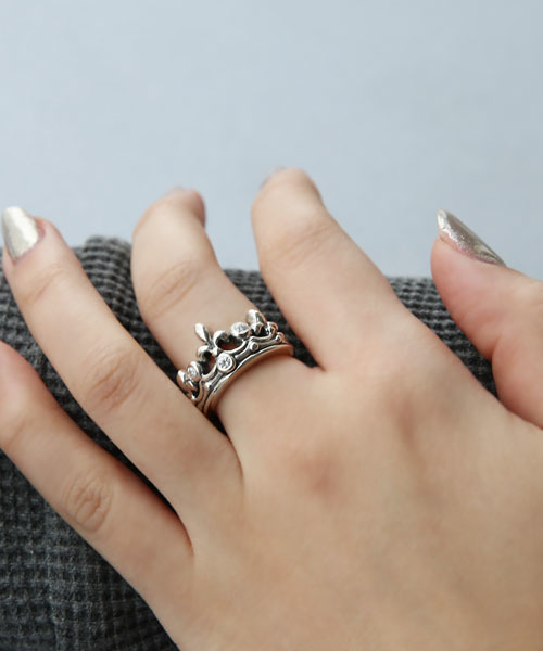 ROYAL ORDER（ロイヤルオーダー）の「TIARA RING w/ 3 CZS（リング・メンズ・シルバー・16号 US-8/18号 US-9/13号 US-6h/15号 US-7h/9号 US-4h/12号 US-6/10号 US-5）」の2枚目の写真