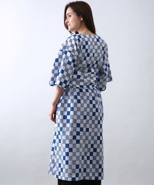 SALON adam et rope'(サロン アダム エ ロペ)の「【戸田屋商店 for SALON】市松柄ガウン【梨園染】(カーディガン/ボレロ・レディース・ホワイト×ブルー・FREE)」の5枚目の写真
