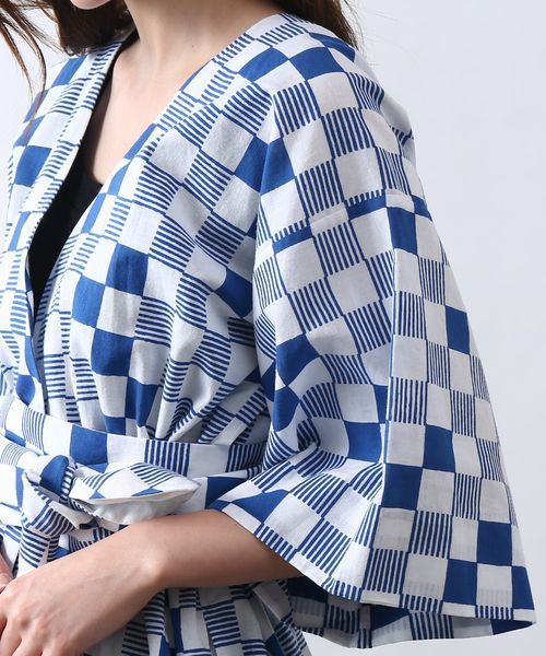 SALON adam et rope'(サロン アダム エ ロペ)の「【戸田屋商店 for SALON】市松柄ガウン【梨園染】(カーディガン/ボレロ・レディース・ホワイト×ブルー・FREE)」の6枚目の写真