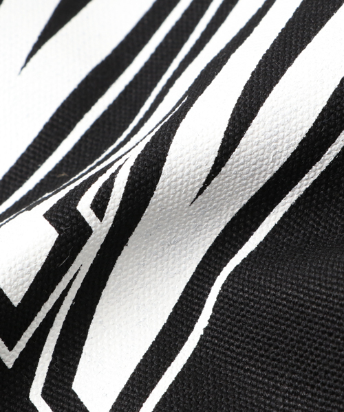 WEGO（ウィゴー）の「WEGO/アーチロゴトートバッグ（トートバッグ・メンズ・ホワイト/ブラック・FREE）」の5枚目の写真