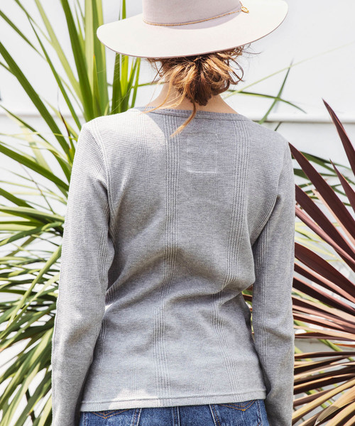 ALEXIA STAM（アリシアスタン）の「Cut Out Neck Waffle Top/カットアウトネックワッフルトップ（Tシャツ/カットソー・レディース・ブラック/グレー/アイボリー・FREE）」の17枚目の写真