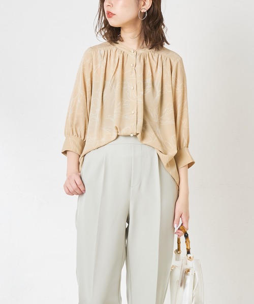 natural couture（ナチュラルクチュール）の「【WEB限定】とろみサテンパール釦ブラウス（シャツ/ブラウス・レディース・ベージュ/ネイビー/アイボリー/ライトグレー/その他1/その他2・FREE）」の6枚目の写真