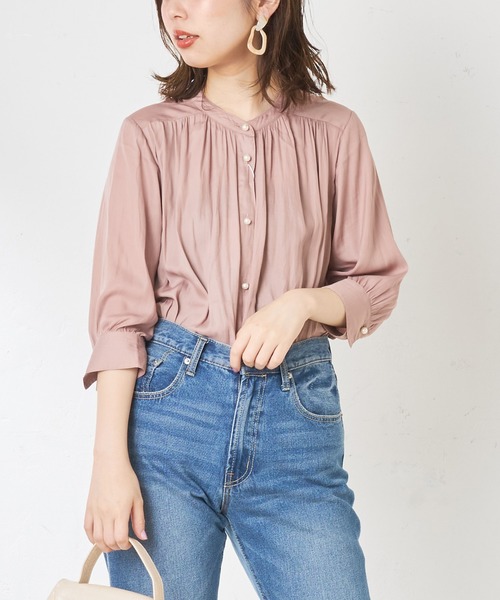 natural couture（ナチュラルクチュール）の「【WEB限定】とろみサテンパール釦ブラウス（シャツ/ブラウス・レディース・ベージュ/ネイビー/アイボリー/ライトグレー/その他1/その他2・FREE）」の4枚目の写真