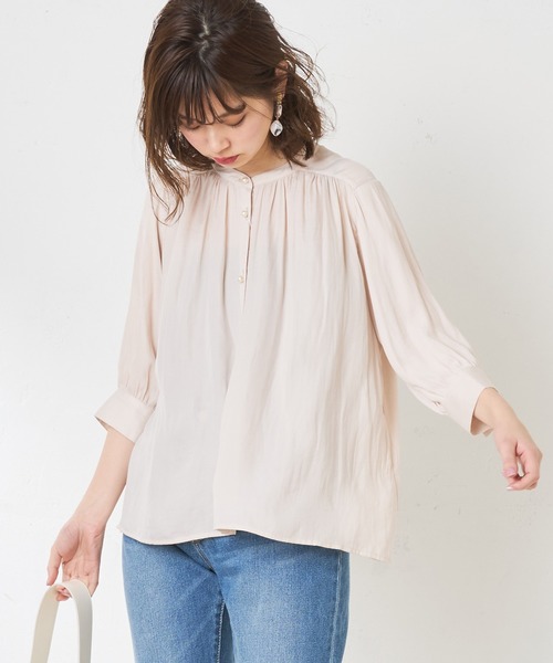 natural couture（ナチュラルクチュール）の「【WEB限定】とろみサテンパール釦ブラウス（シャツ/ブラウス・レディース・ベージュ/ネイビー/アイボリー/ライトグレー/その他1/その他2・FREE）」の2枚目の写真