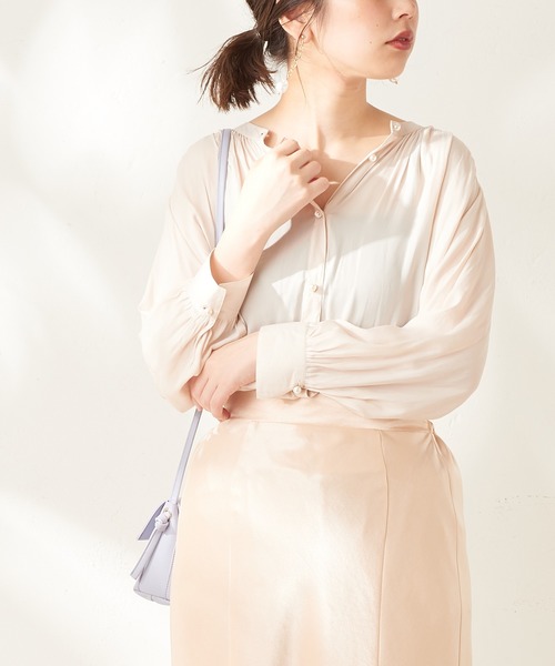 natural couture（ナチュラルクチュール）の「【WEB限定】とろみサテンパール釦ブラウス（シャツ/ブラウス・レディース・ベージュ/ネイビー/アイボリー/ライトグレー/その他1/その他2・FREE）」の9枚目の写真